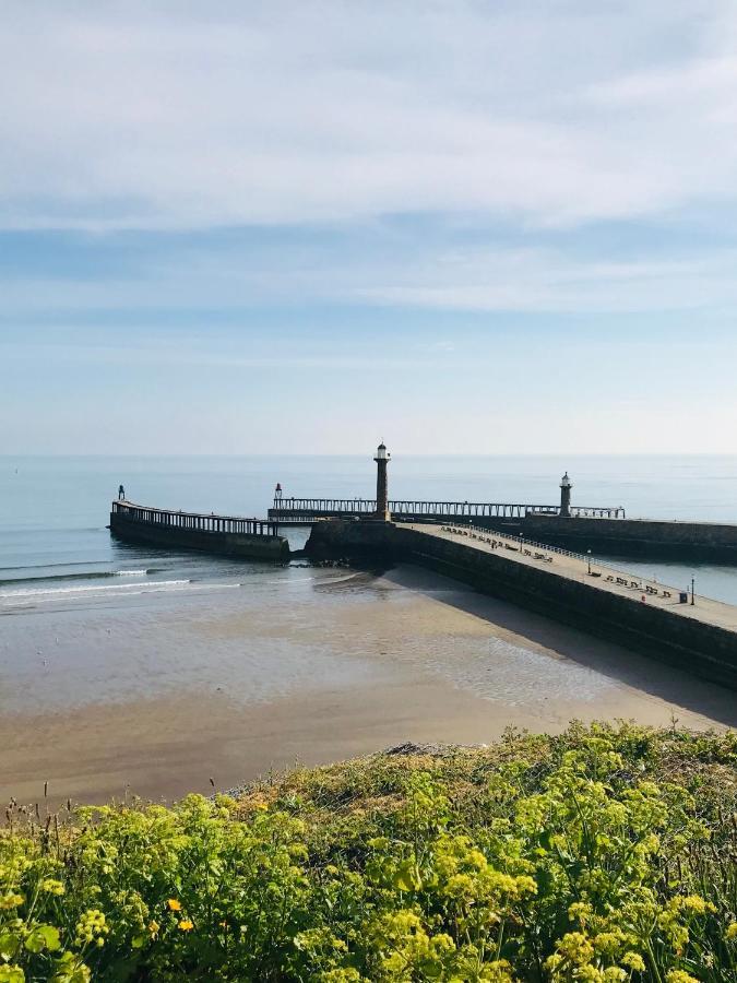 Low Tide Уитби Екстериор снимка